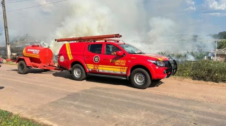 Incêndio atinge terrenos no Ilson Ribeiro, dificulta trânsito e fumaça invade residências em Rio Branco