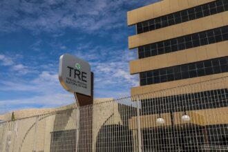 TRE-AC suspende pesquisa da AtlasIntel no Acre por suspeita de coleta irregular; multa de R$ 50 mil por descumprimento