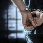 Jovem de 18 anos é preso após assalto a loja em Cruzeiro do Sul; simulacro de arma e dinheiro são apreendidos