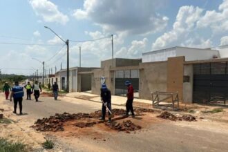 Obra fecha rua e instala três ligações clandestinas de água em Rio Branco; Saerb vai cortar pontos irregulares Obra fecha rua e instala três ligações clandestinas de água em Rio Branco; Saerb vai cortar pontos irregulares
