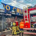 Mais de 30 bombeiros e 10 viaturas atuaram por mais de 10 horas no incêndio do Mercado Cruz em Rio Branco Mais de 30 bombeiros e 10 viaturas atuaram por mais de 10 horas no incêndio do Mercado Cruz em Rio Branco