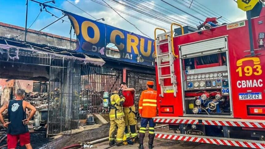 Mais de 30 bombeiros e 10 viaturas atuaram por mais de 10 horas no incêndio do Mercado Cruz em Rio Branco