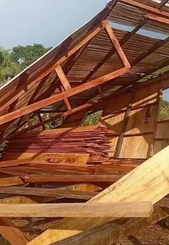 Vendaval destrói casa em construção na zona ribeirinha de Porto Walter; família pede ajuda