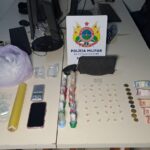 Mulher é presa com 34 pedras de crack e materiais para embalar drogas em Rio Branco
