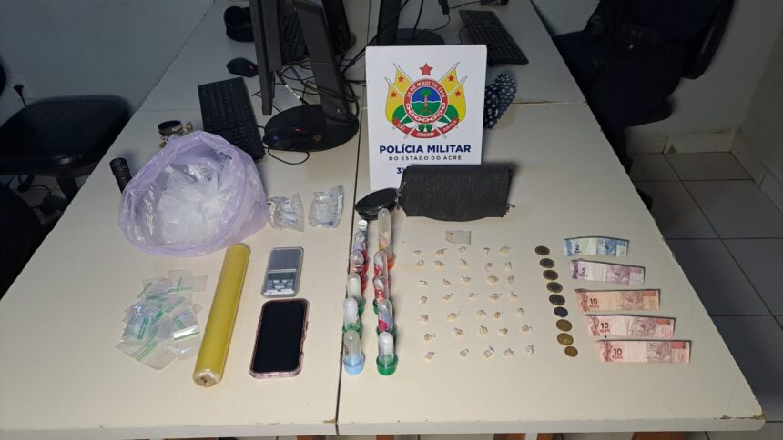 Mulher é presa com 34 pedras de crack e materiais para embalar drogas em Rio Branco Mulher é presa com 34 pedras de crack e materiais para embalar drogas em Rio Branco