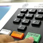 Justiça Eleitoral garante transporte gratuito e urnas mais acessíveis para eleitores com deficiência Justiça Eleitoral garante transporte gratuito e urnas mais acessíveis para eleitores com deficiência