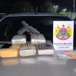 PM encontra 6 kg de skunk e pistola furtada dentro de carro durante abordagem em Brasiléia