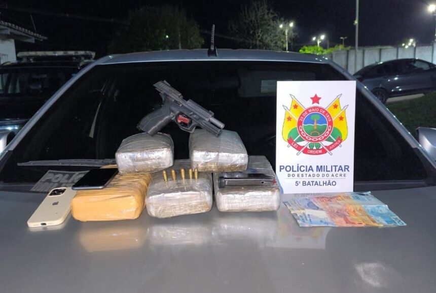 PM encontra 6 kg de skunk e pistola furtada dentro de carro durante abordagem em Brasiléia PM encontra 6 kg de skunk e pistola furtada dentro de carro durante abordagem em Brasiléia