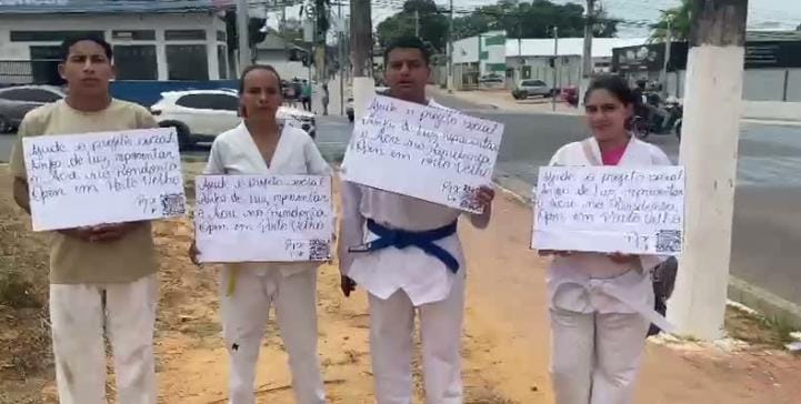 Com calor de 40°C, atletas de taekwondo fazem campanha em semáforo para conseguir ônibus e disputar torneio em RO Com calor de 40°C, atletas de taekwondo fazem campanha em semáforo para conseguir ônibus e disputar torneio em RO