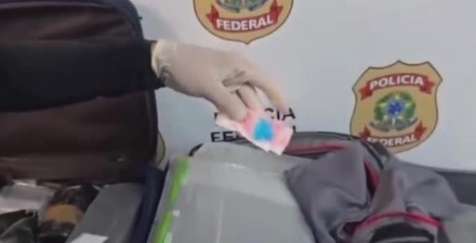 Jovem de 19 anos do Amazonas é preso no Galeão com 5,5 kg de cocaína em bagagem