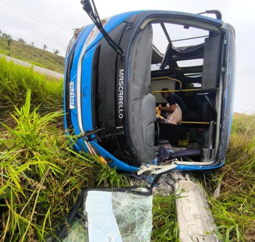 Ônibus com estudantes tomba na BR-364; ninguém fica gravemente ferido no Acre Ônibus com estudantes tomba na BR-364; ninguém fica gravemente ferido no Acre