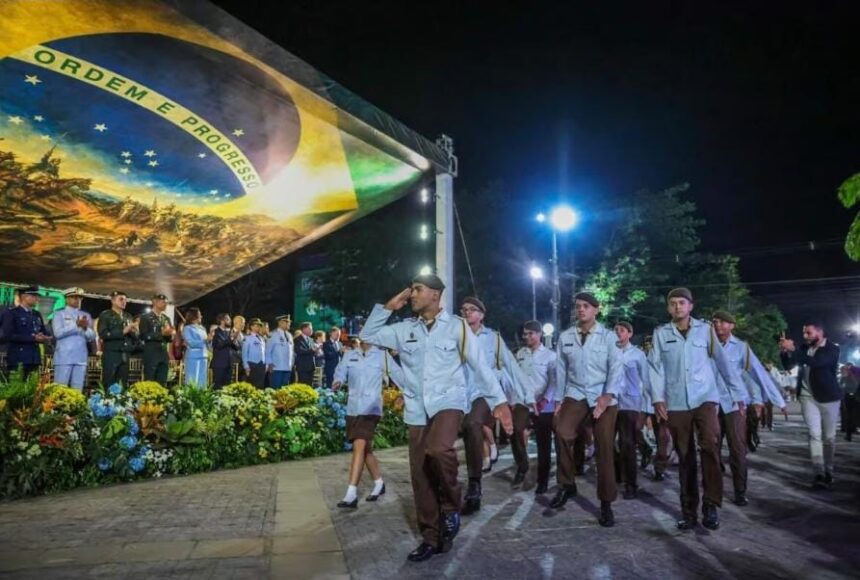 Alunos do Colégio Militar Tiradentes homenageiam Mailza e comandante-geral da PM durante desfile de 7 de Setembro Alunos do Colégio Militar Tiradentes homenageiam Mailza e comandante-geral da PM durante desfile de 7 de Setembro
