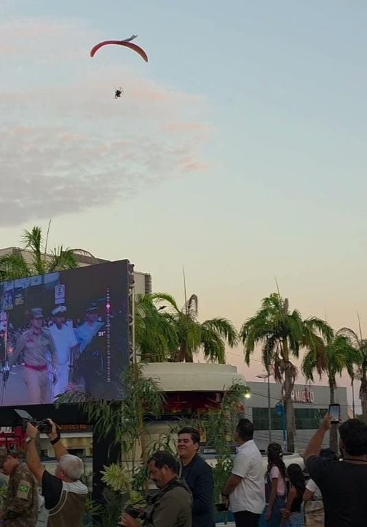 Paramotor com bandeira de Bocalom sobrevoa desfile e divide público em Rio Branco Paramotor com bandeira de Bocalom sobrevoa desfile e divide público em Rio Branco