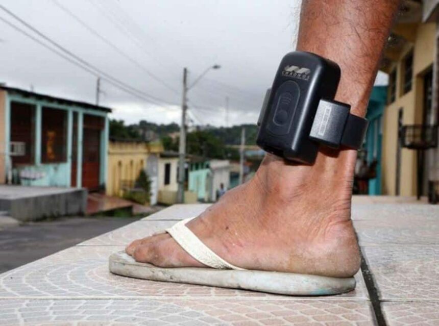 Tentativa de furto de moto é frustrada em Cruzeiro do Sul; suspeito foge e deixa bolsa com carregador de tornozeleira