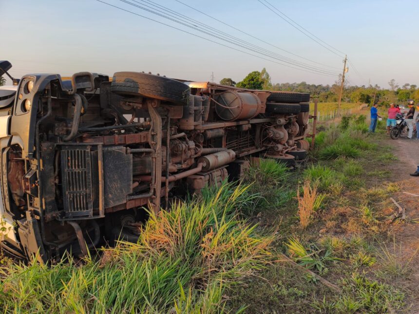 Falha mecânica faz caminhão com 80 suínos tombar na BR-317 Falha mecânica faz caminhão com 80 suínos tombar na BR-317