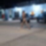 Homem é filmado andando nu em avenida comercial de Epitaciolândia