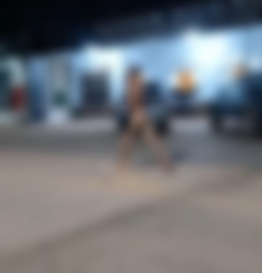 Homem é filmado andando nu em avenida comercial de Epitaciolândia