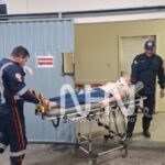 Mulher fica ferida após carro bater de frente com ônibus escolar na AC-10
