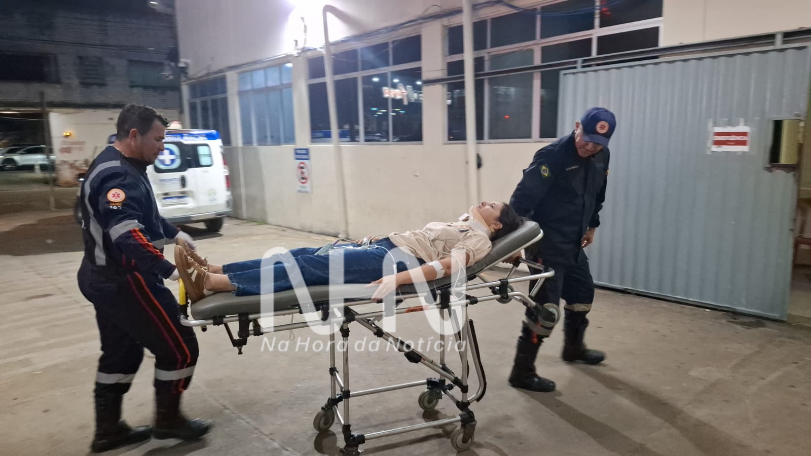 Mulher fica ferida após carro bater de frente com ônibus escolar na AC-10