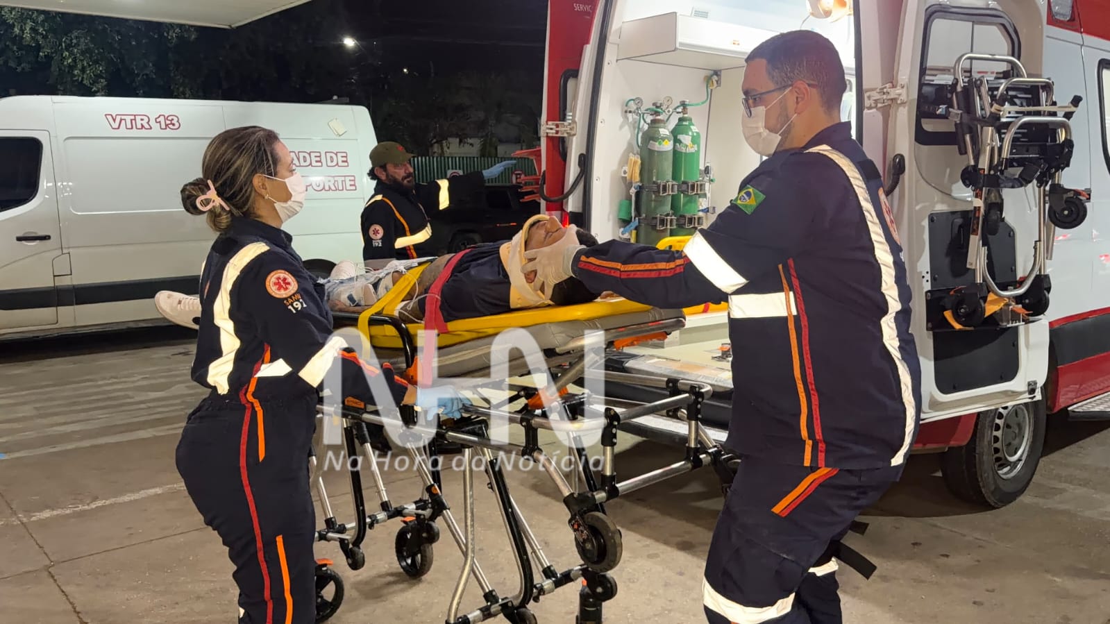 Motociclista de aplicativo se distrai com celular e bate contra carro estacionado na Estrada Dias Martins