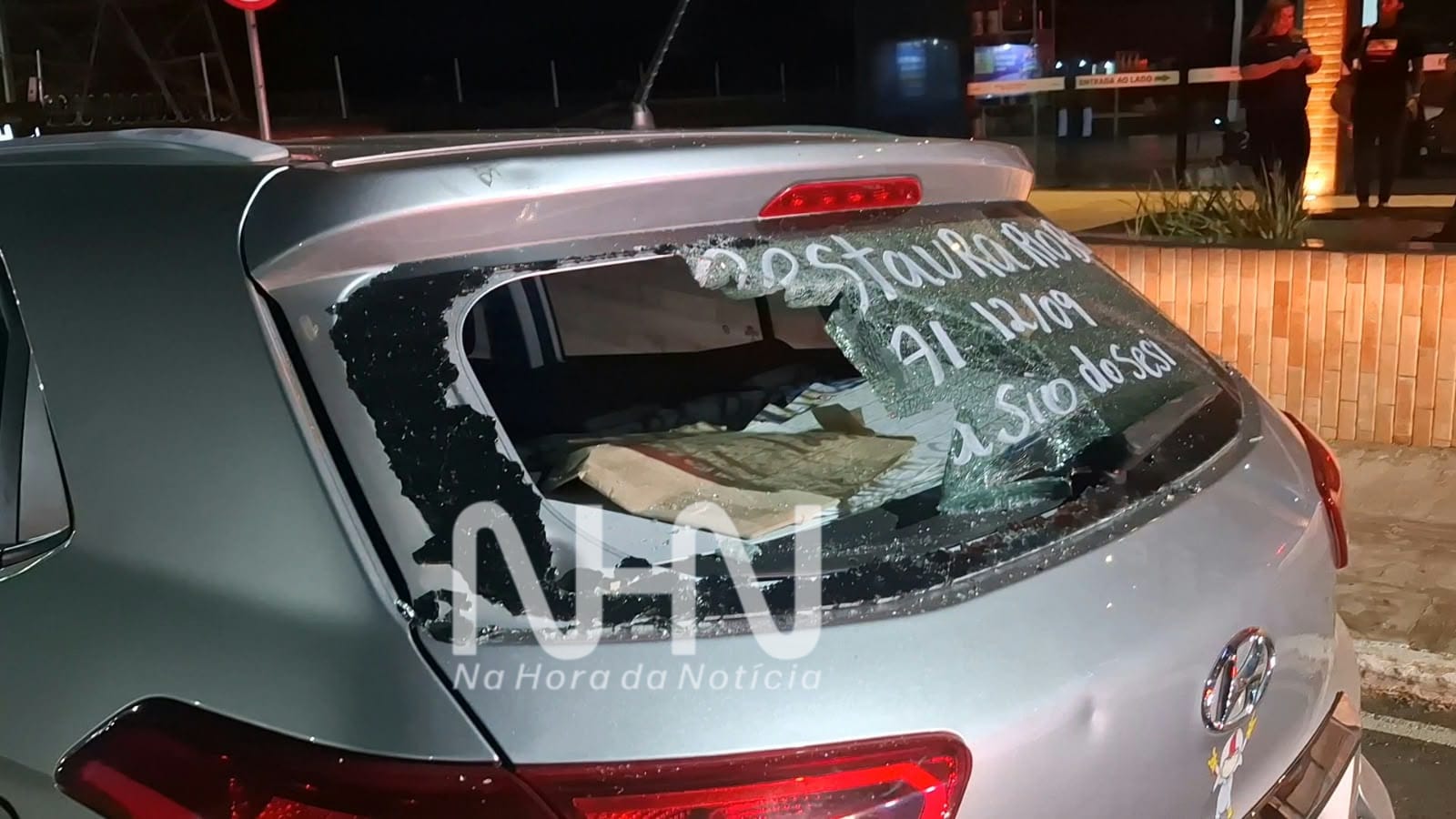 Motociclista de aplicativo se distrai com celular e bate contra carro estacionado na Estrada Dias Martins