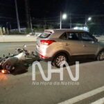 Motociclista de aplicativo se distrai com celular e bate contra carro estacionado na Estrada Dias Martins