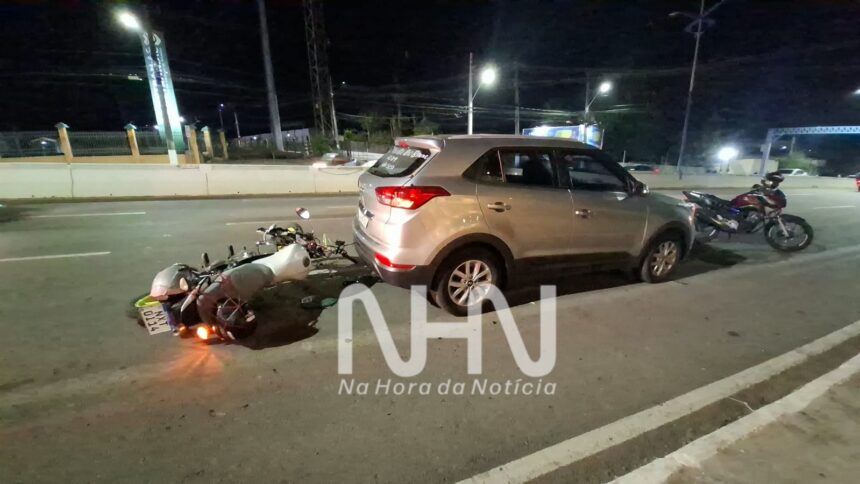 Motociclista de aplicativo se distrai com celular e bate contra carro estacionado na Estrada Dias Martins