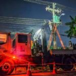 Explosão em transformador deixa bairro Rui Lino sem energia; comércio se adapta à luz de velas
