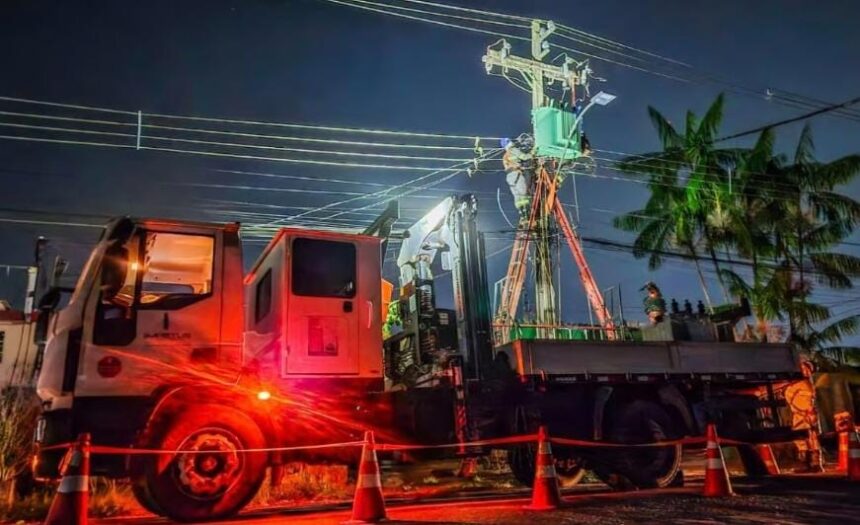 Explosão em transformador deixa bairro Rui Lino sem energia; comércio se adapta à luz de velas Explosão em transformador deixa bairro Rui Lino sem energia; comércio se adapta à luz de velas