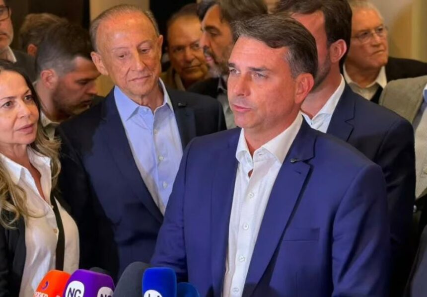 Flávio Bolsonaro é alvo de investigação por lavagem, evasão e corrupção no caso do filme 