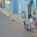 Assalto é flagrado por câmeras e criminoso leva motocicleta de vítima em Rio Branco