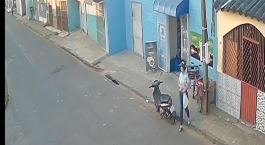 Assalto é flagrado por câmeras e criminoso leva motocicleta de vítima em Rio Branco Assalto é flagrado por câmeras e criminoso leva motocicleta de vítima em Rio Branco