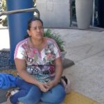 Mãe se acorrenta em hospital e no MP para conseguir cirurgia cardíaca urgente do filho, de 5 anos