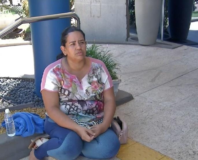 Mãe se acorrenta em hospital e no MP para conseguir cirurgia cardíaca urgente do filho, de 5 anos Mãe se acorrenta em hospital e no MP para conseguir cirurgia cardíaca urgente do filho, de 5 anos