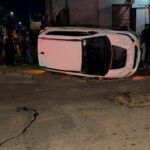 Carro tomba após colisão em cruzamento no bairro Placas, em Rio Branco