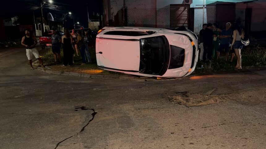 Carro tomba após colisão em cruzamento no bairro Placas, em Rio Branco Carro tomba após colisão em cruzamento no bairro Placas, em Rio Branco