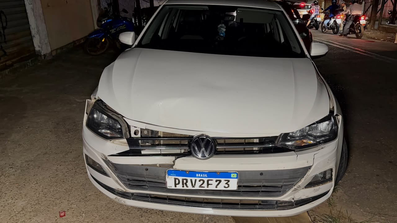 Carro tomba após colisão em cruzamento no bairro Placas, em Rio Branco Carro tomba após colisão em cruzamento no bairro Placas, em Rio Branco