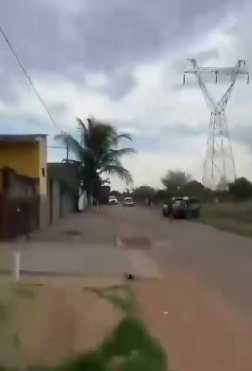 Criança de 5 anos é resgatada com segurança após subir ao topo de torre de transmissão em Ariquemes Criança de 5 anos é resgatada com segurança após subir ao topo de torre de transmissão em Ariquemes