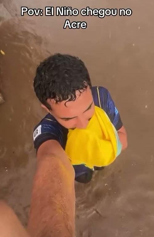 Chuva forte alaga rua no bairro Santa Inês, no Segundo Distrito de Rio Branco