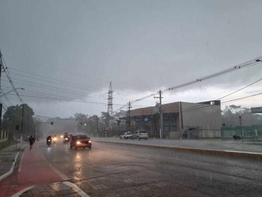 Frente fria chega ao Acre com queda de temperatura, chuvas e risco de temporais neste domingo