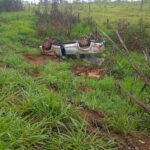 Caminhonete capota após aquaplanar na BR-317 durante forte chuva