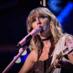 Fã de Taylor Swift viaja para assistir apresentação, enfrenta filas no calor intenso e ganha indenização após show adiado de última hora no Brasil Fã de Taylor Swift viaja para assistir apresentação, enfrenta filas no calor intenso e ganha indenização após show adiado de última hora no Brasil