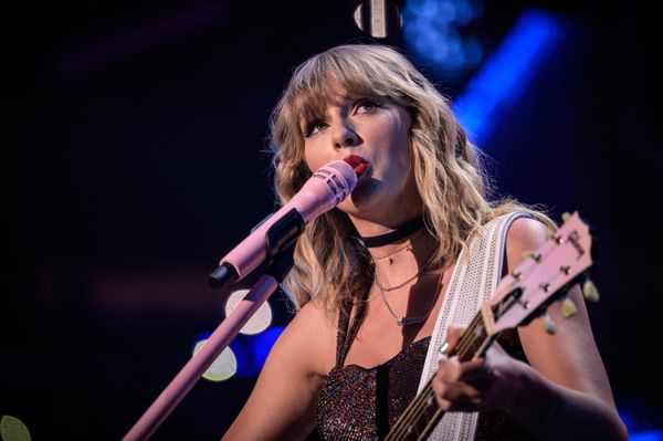 Fã de Taylor Swift viaja para assistir apresentação, enfrenta filas no calor intenso e ganha indenização após show adiado de última hora no Brasil Fã de Taylor Swift viaja para assistir apresentação, enfrenta filas no calor intenso e ganha indenização após show adiado de última hora no Brasil