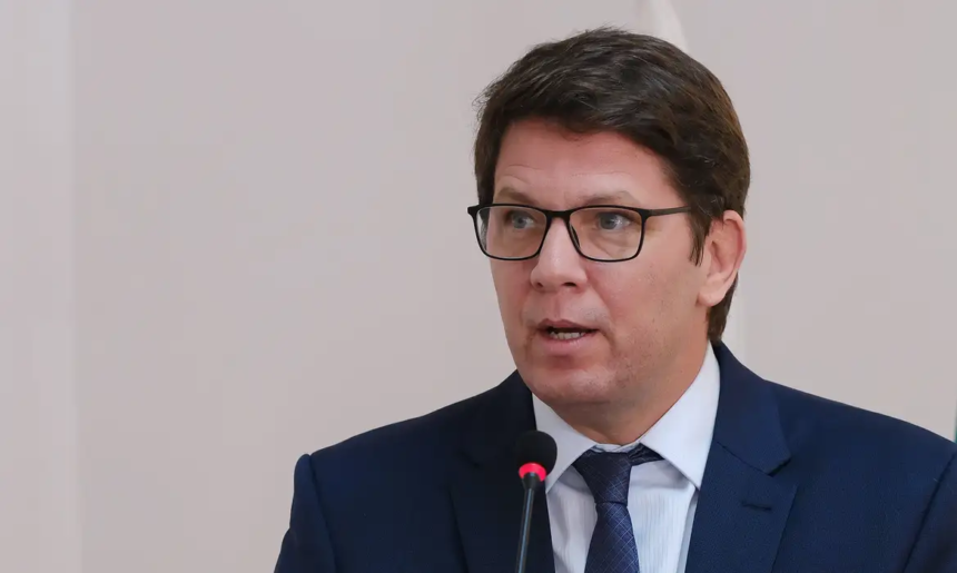Dino aponta indícios de liderança de Mário Frias em desvio de emendas
