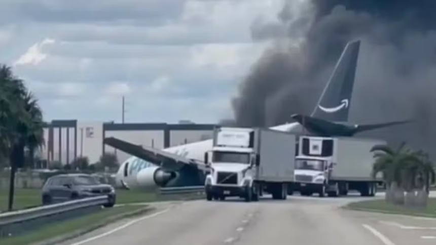 Avião cargueiro da Amazon sai da pista e pega fogo perto de aeroporto de Miami Avião cargueiro da Amazon sai da pista e pega fogo perto de aeroporto de Miami