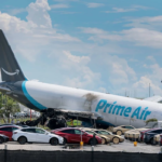 Avião da Amazon sai da pista, atinge dois carros e cinco pessoas morrem em Aeroporto de Miami Avião da Amazon sai da pista, atinge dois carros e cinco pessoas morrem em Aeroporto de Miami