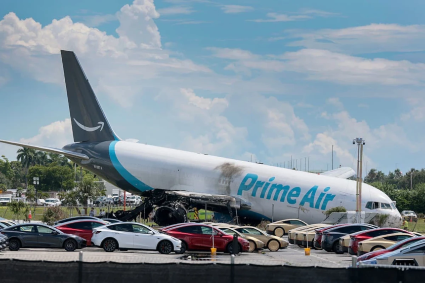 Avião da Amazon sai da pista, atinge dois carros e cinco pessoas morrem em Aeroporto de Miami Avião da Amazon sai da pista, atinge dois carros e cinco pessoas morrem em Aeroporto de Miami