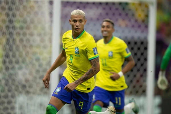 Regra da Fifa impede artilheiro da Seleção em Copa do Mundo de retornar ao futebol brasileiro; entenda