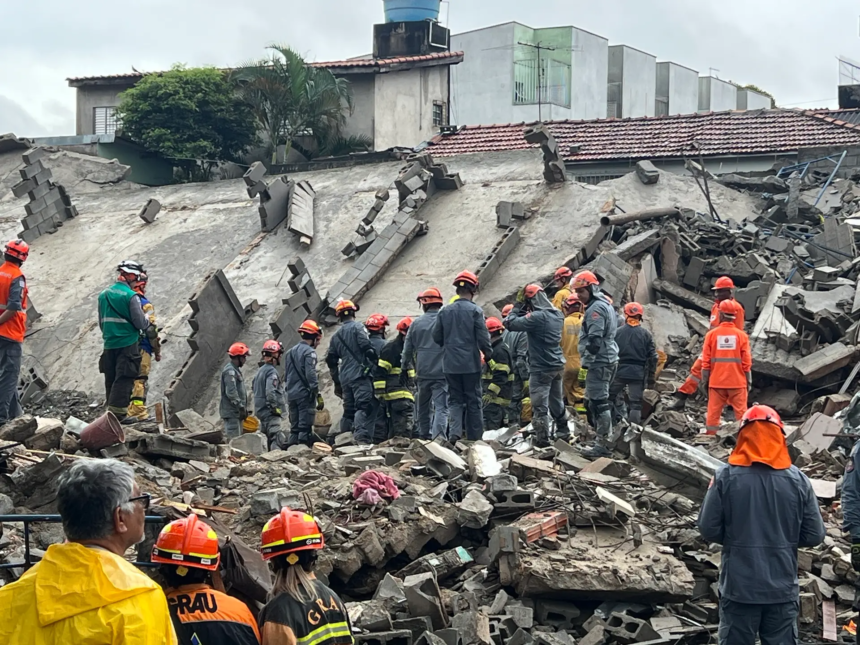 Capital de SP tem 6 mortos em desabamento após fortes chuvas Capital de SP tem 6 mortos em desabamento após fortes chuvas