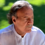Julio Iglesias é alvo de novas denúncias de agressão sexual feitas por ex-funcionárias Julio Iglesias é alvo de novas denúncias de agressão sexual feitas por ex-funcionárias